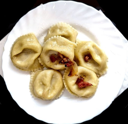 PIEROGI RUSKIE 6 szt. / TEIGTASCHEN MIT EINER FÜLLUNG AUS QUARK UND KARTOFFELN 300g