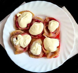 PIEROGI ZE ŚLIWKAMI Z SOSEM WANILIOWYM / TEIGTASCHEN MIT PFLAUMEN UND VANILLESAUCE 300g