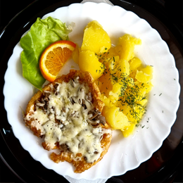 KOTLET Z PIERSI KURCZAKA Z PIECZARKAMI / HÄHNCHENSCHNITZEL MIT PILZEN UND KÄSE 140g (Bez dodatków)