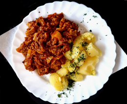 BIGOS Z PIECZYWEM / SAUERKRAUT AUF POLNISCHE ART MIT BACKWAREN 400g (Bez dodatków)